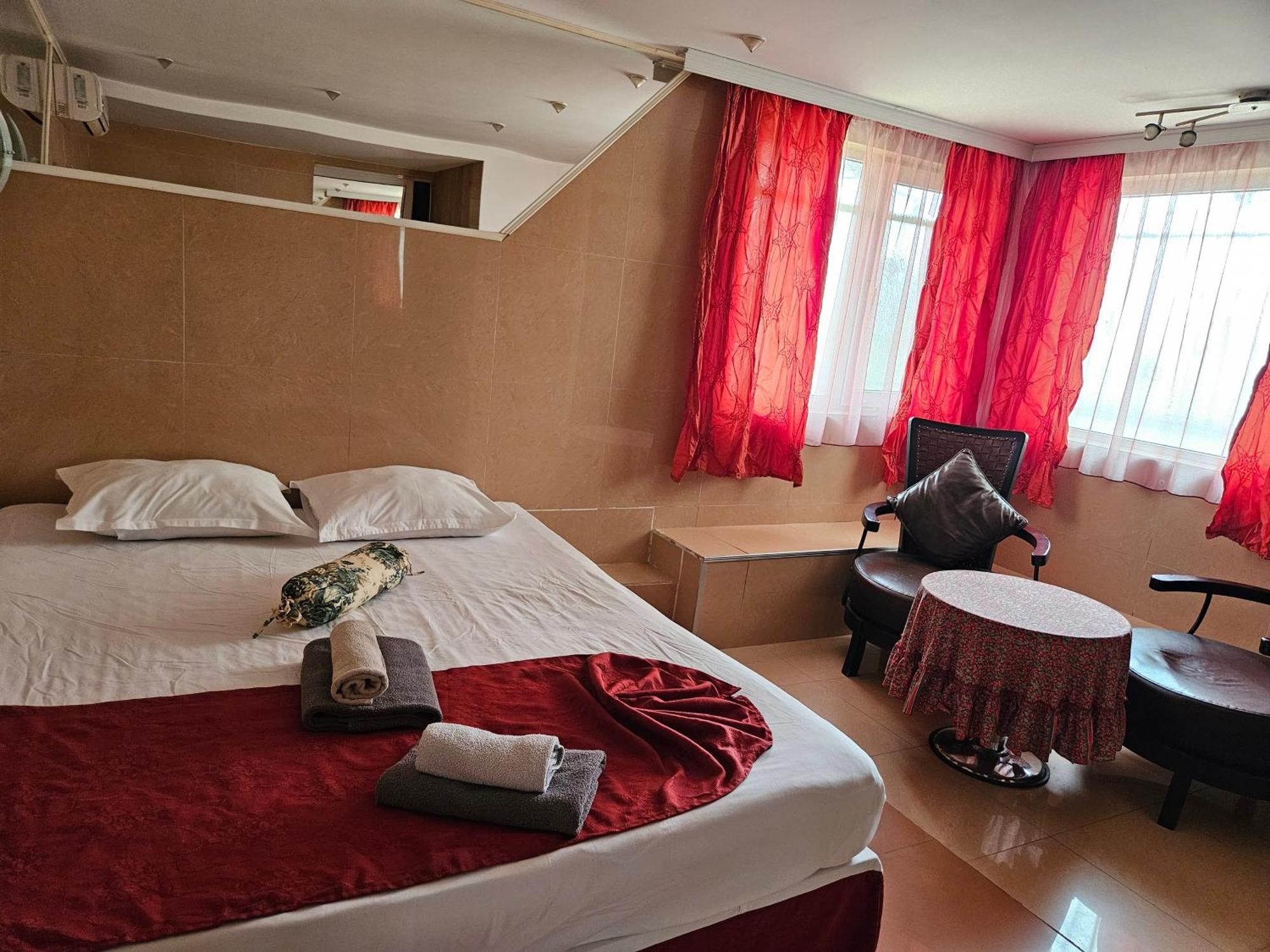 וארנה Paralax Hotel מראה חיצוני תמונה